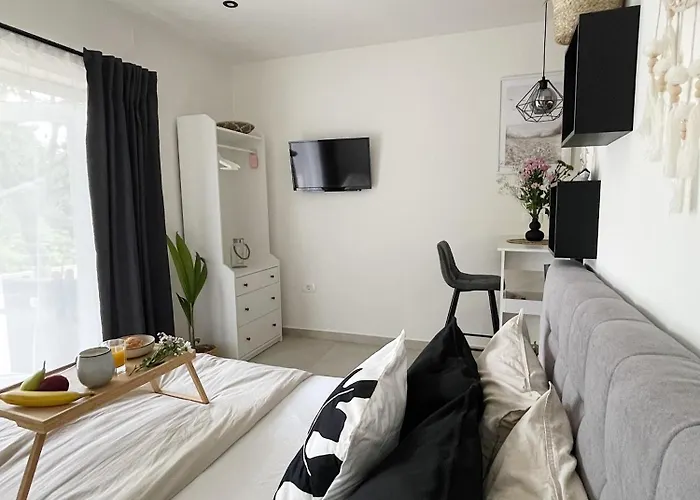 Cozy Studio Apartment With Terrace + Free Parking