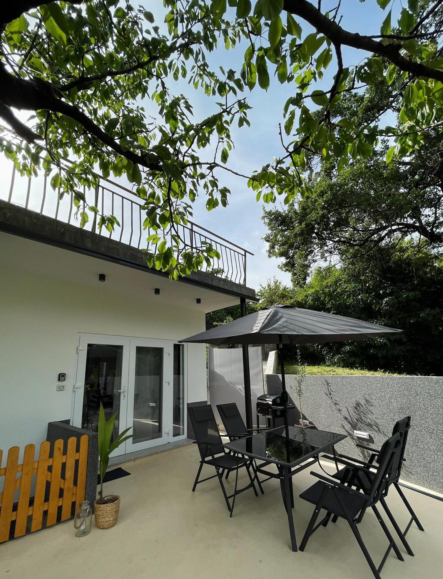 Cozy With Terrace + Free Parking *