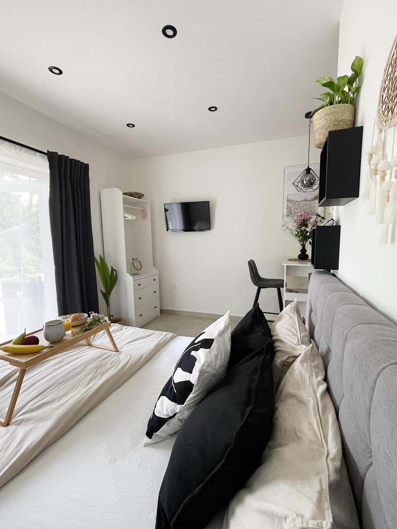 Cozy With Terrace + Free Parking Apartment *